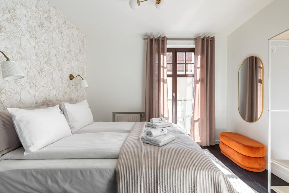 Bed, Bedroom, towels