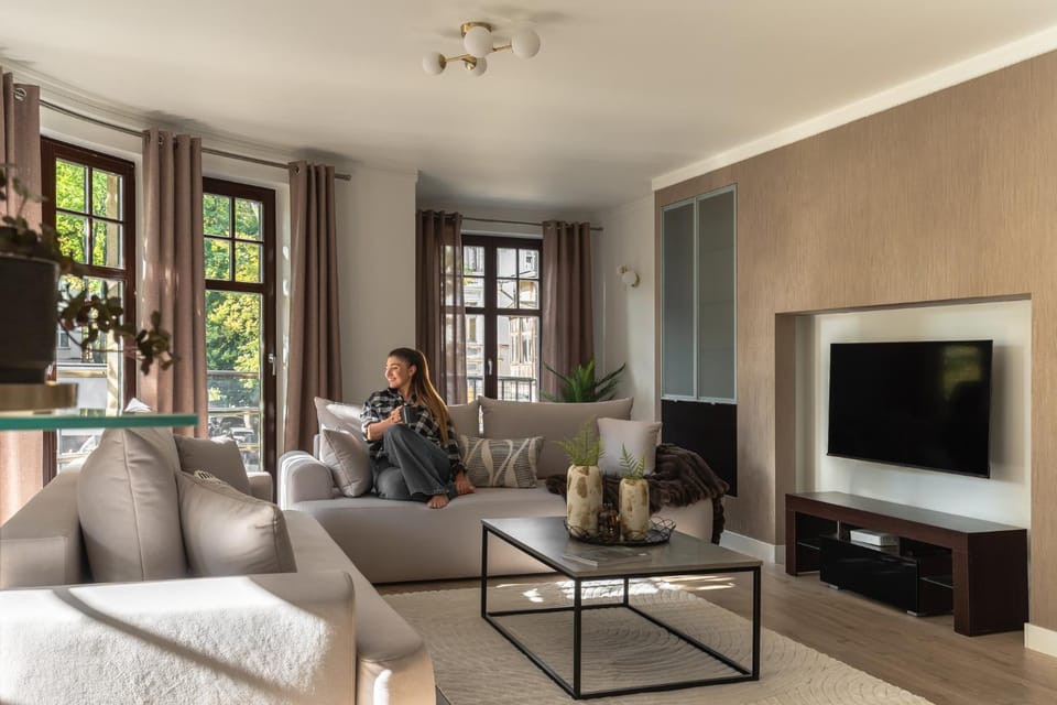 TV and multimedia, Living room, Seating area, group of guests