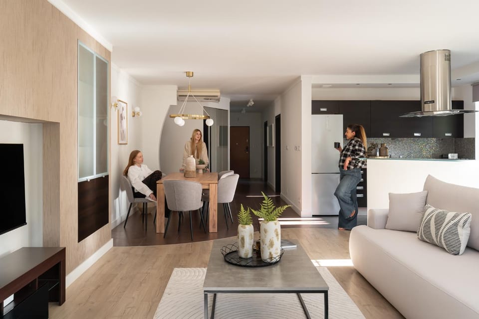 TV and multimedia, Kitchen or kitchenette, Living room, Seating area, Dining area