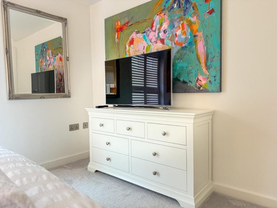 Elegant 2BR Retreat- Longbridge Shops, Rail & Hills Apartment in Birmingham