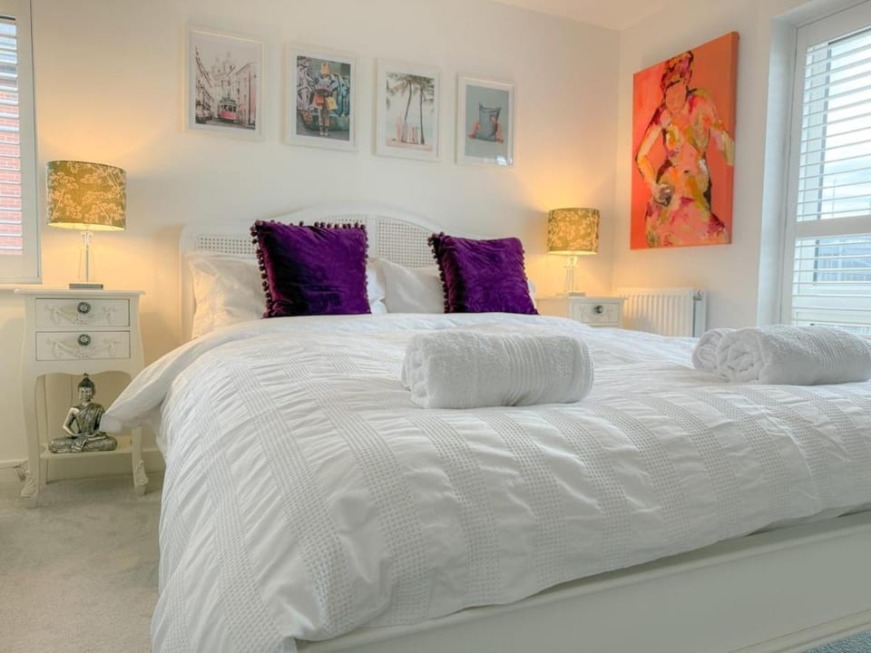Elegant 2BR Retreat- Longbridge Shops, Rail & Hills Apartment in Birmingham