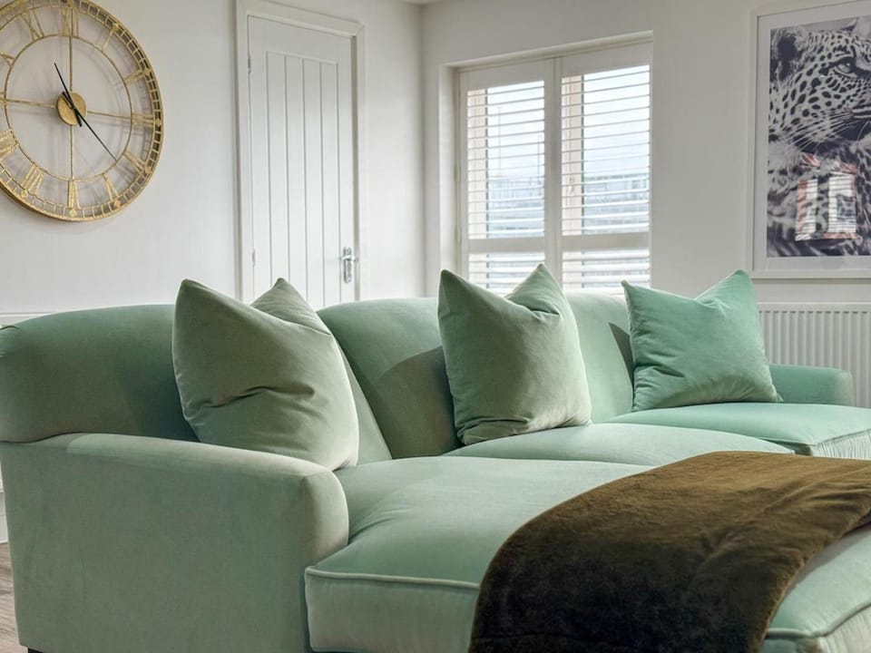 Elegant 2BR Retreat- Longbridge Shops, Rail & Hills Apartment in Birmingham