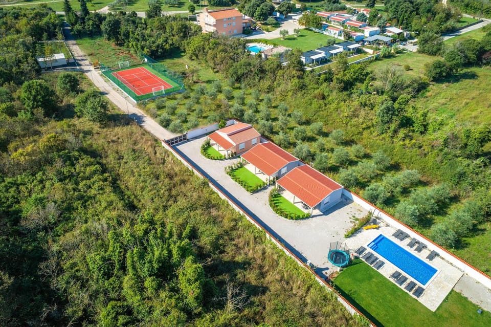 Bird's eye view, Floor plan, Tennis court, Garden view, Pool view