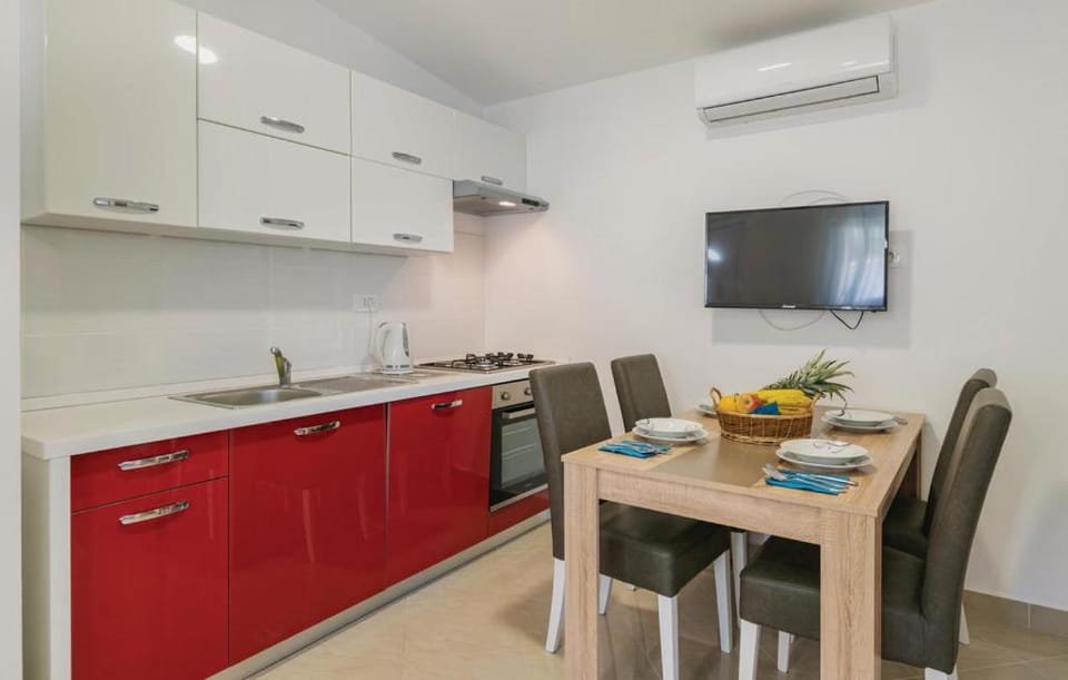TV and multimedia, Dining area, kitchen, air conditioner