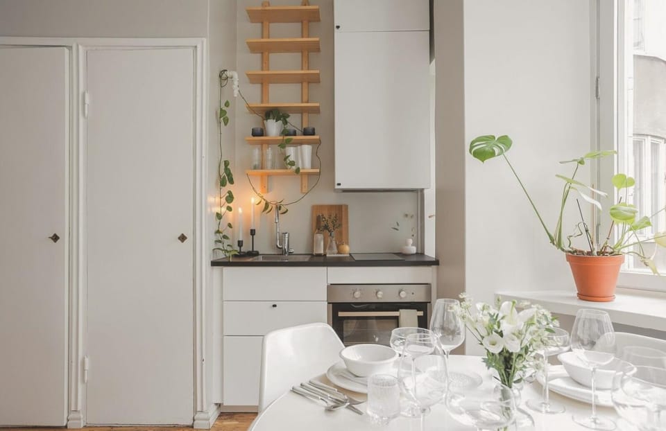 Kitchen or kitchenette, Dining area