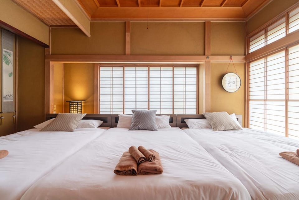 Bed, Bedroom, towels
