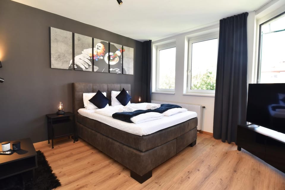 Bed, TV and multimedia, Photo of the whole room, Bedroom