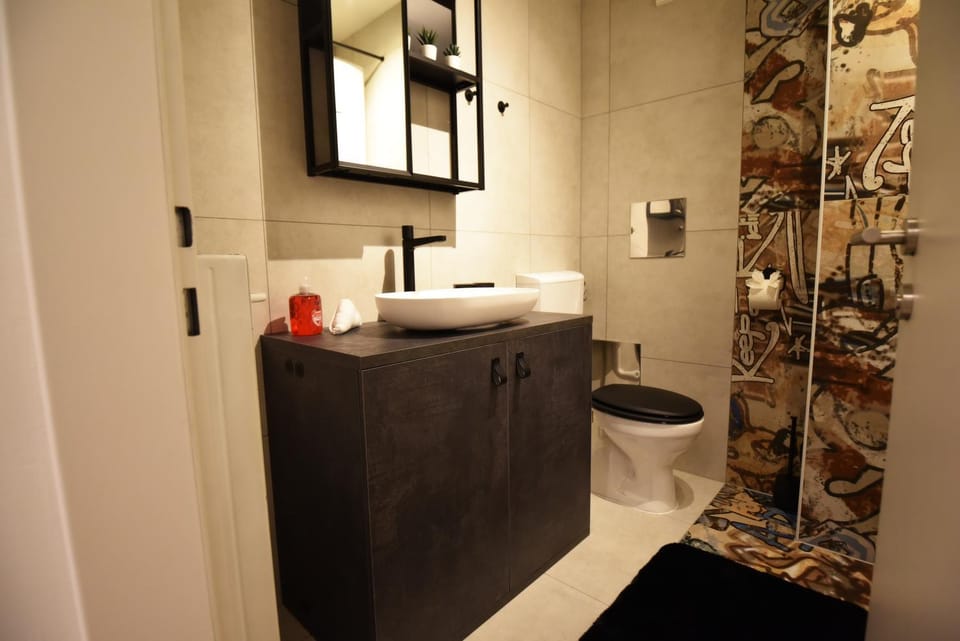 Shower, Toilet, Bathroom, towels