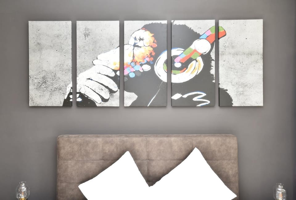 Bed, Photo of the whole room, Decorative detail, Bedroom