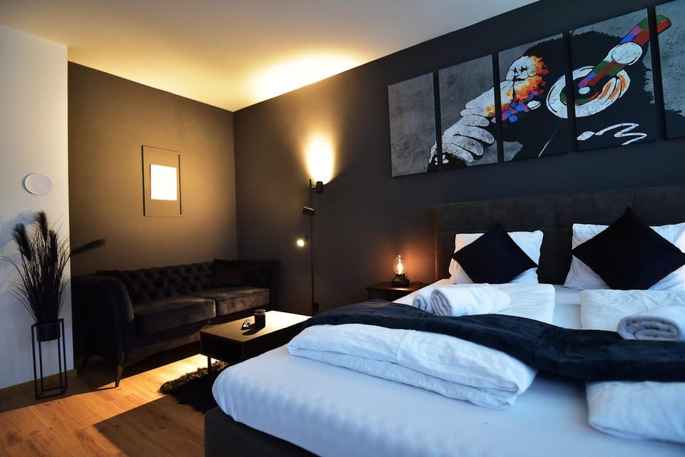 Bed, Photo of the whole room, Seating area, Bedroom