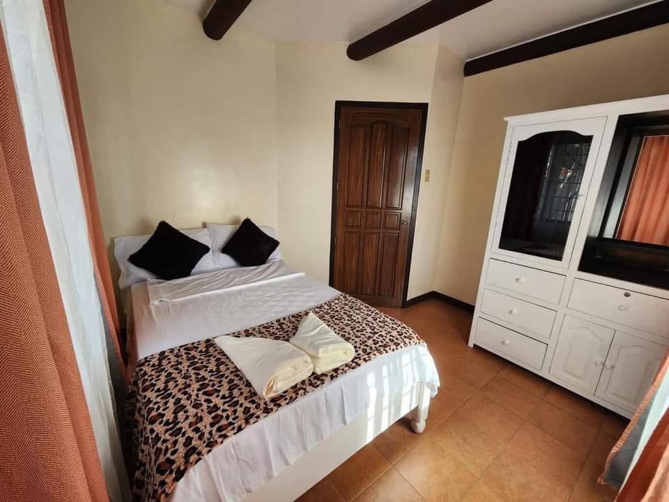Cozy and Private Cabin Home Tagaytay with Billiards and Minipool 10mins from Skyranch Cabin in Tagaytay
