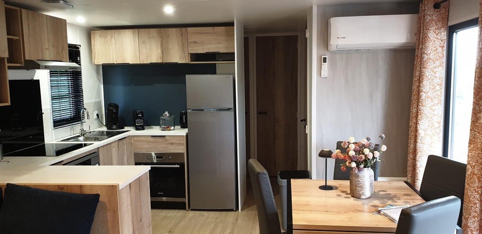 Coffee/tea facilities, Kitchen or kitchenette, dishwasher, microwave, oven, stove