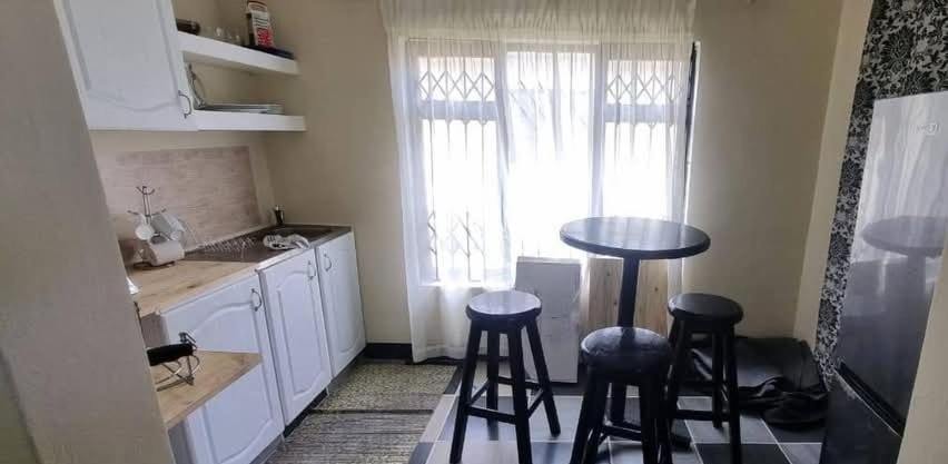 Kitchen or kitchenette, Dining area, stove