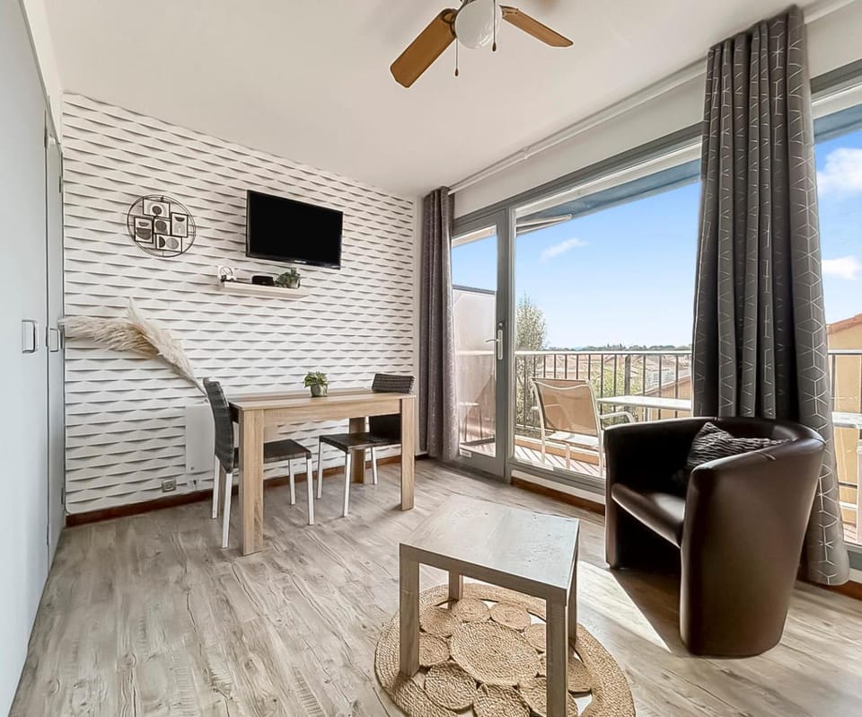 TV and multimedia, Balcony/Terrace, Living room, Seating area, Bedroom