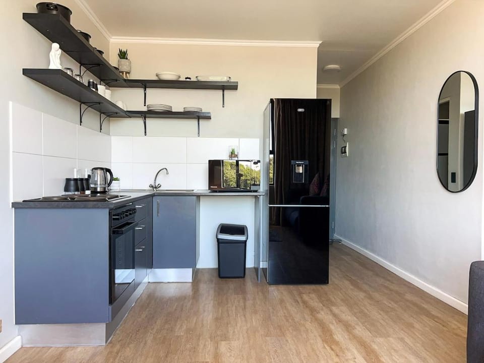 Coffee/tea facilities, Kitchen or kitchenette, oven, stove, toaster