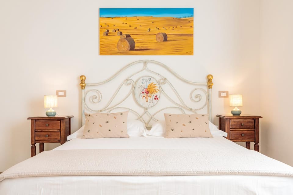 Bed, Photo of the whole room, Decorative detail, Bedroom