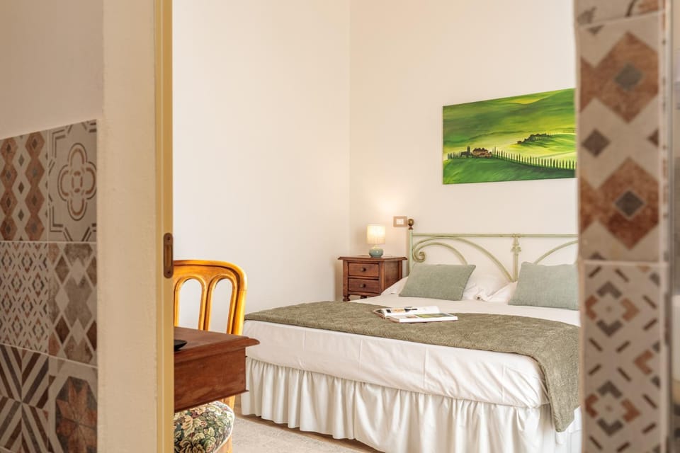 Bed, Photo of the whole room, Decorative detail, Bedroom
