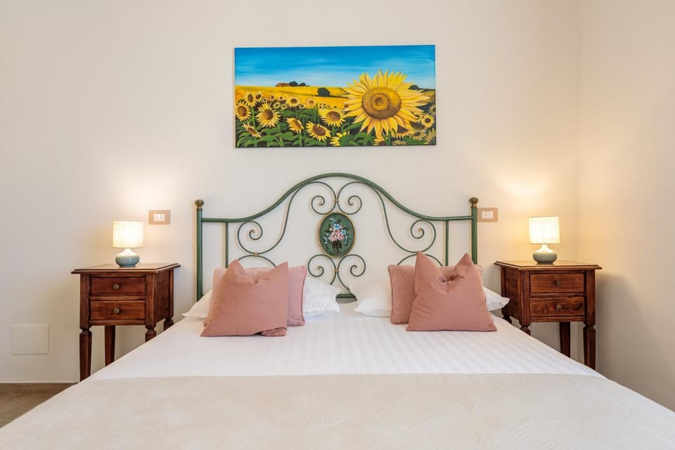 Bed, Photo of the whole room, Decorative detail, Bedroom