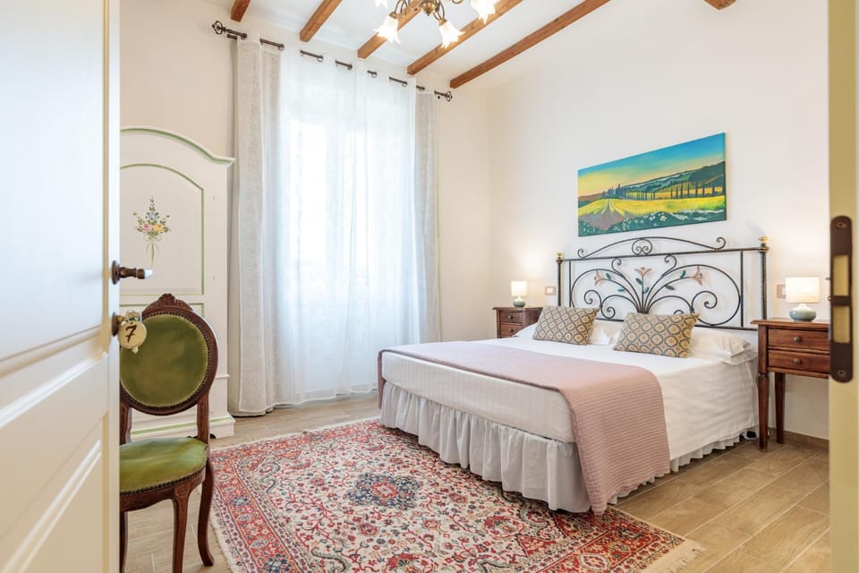 Bed, Photo of the whole room, Decorative detail, Bedroom, locker, wardrobe