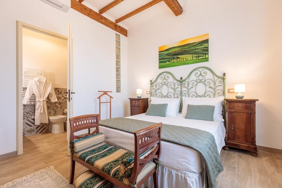 Bed, Photo of the whole room, Decorative detail