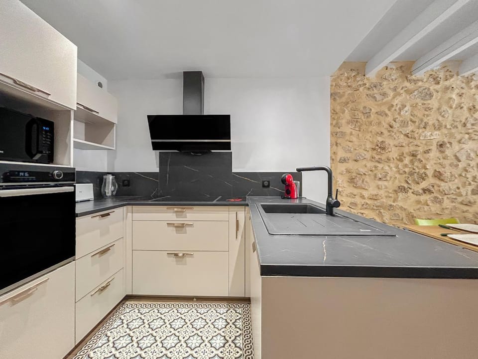 Kitchen or kitchenette, oven, stove