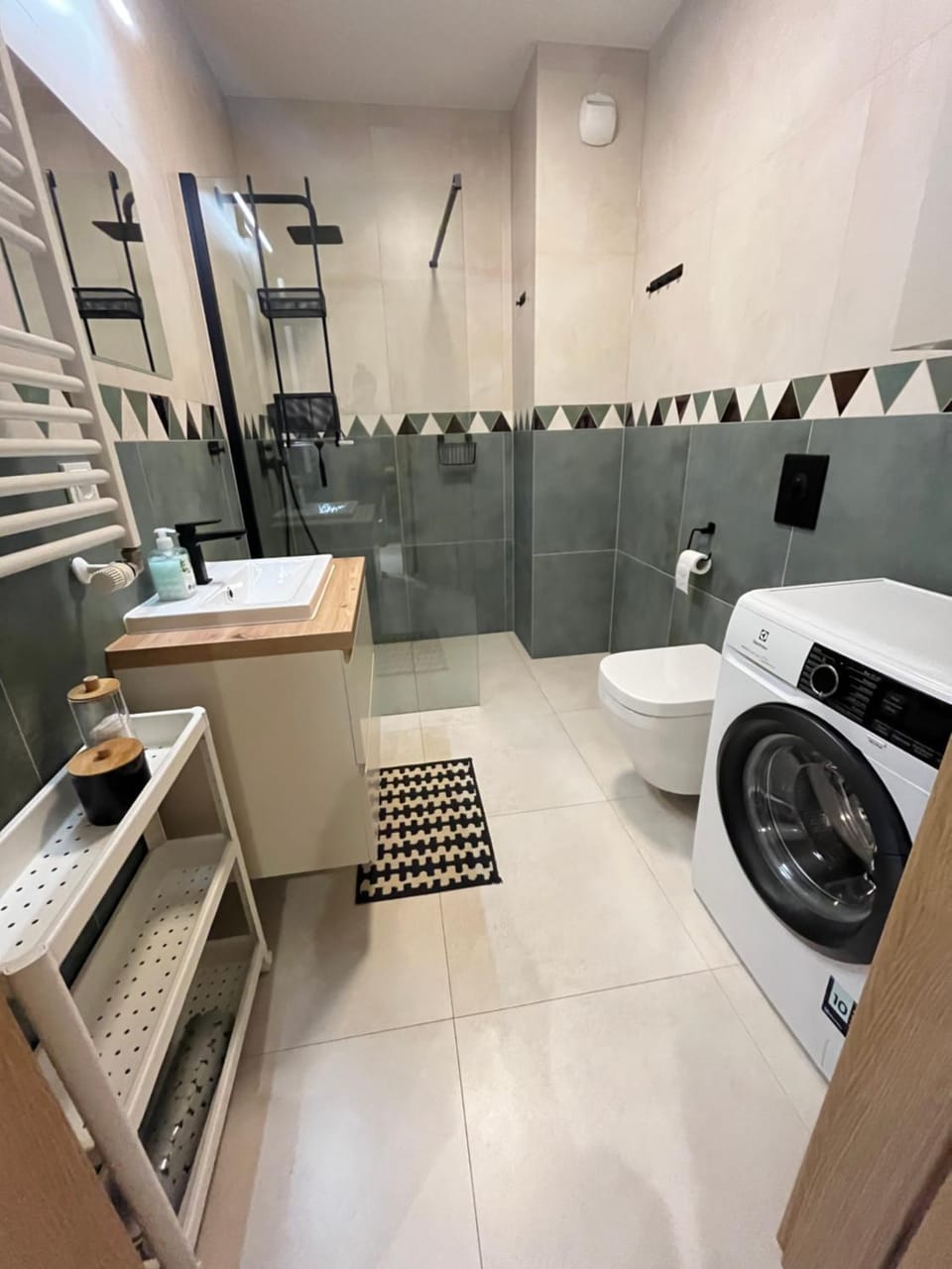 Shower, Bathroom, towels, washing machine