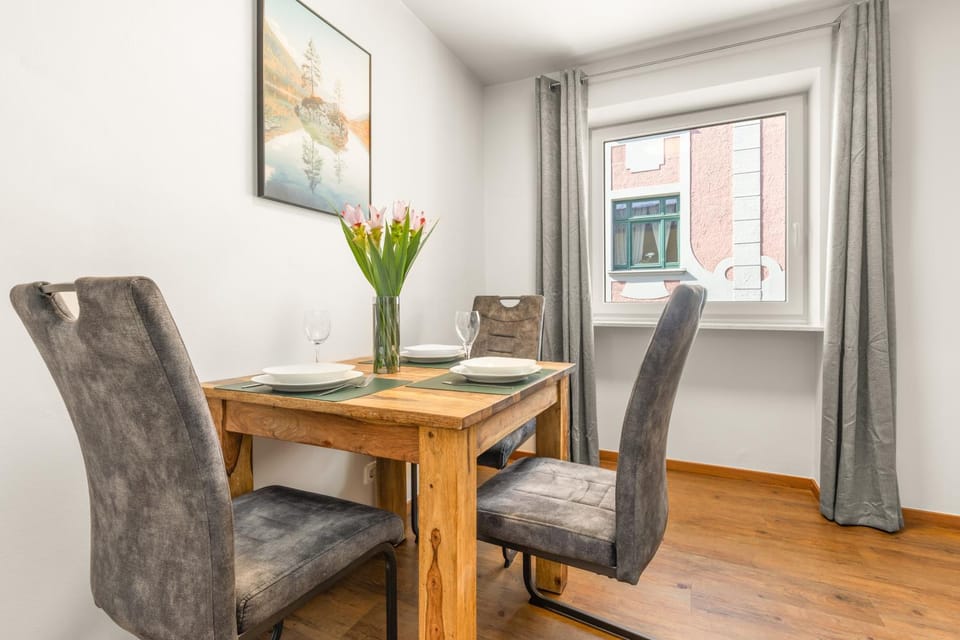Seating area, Dining area