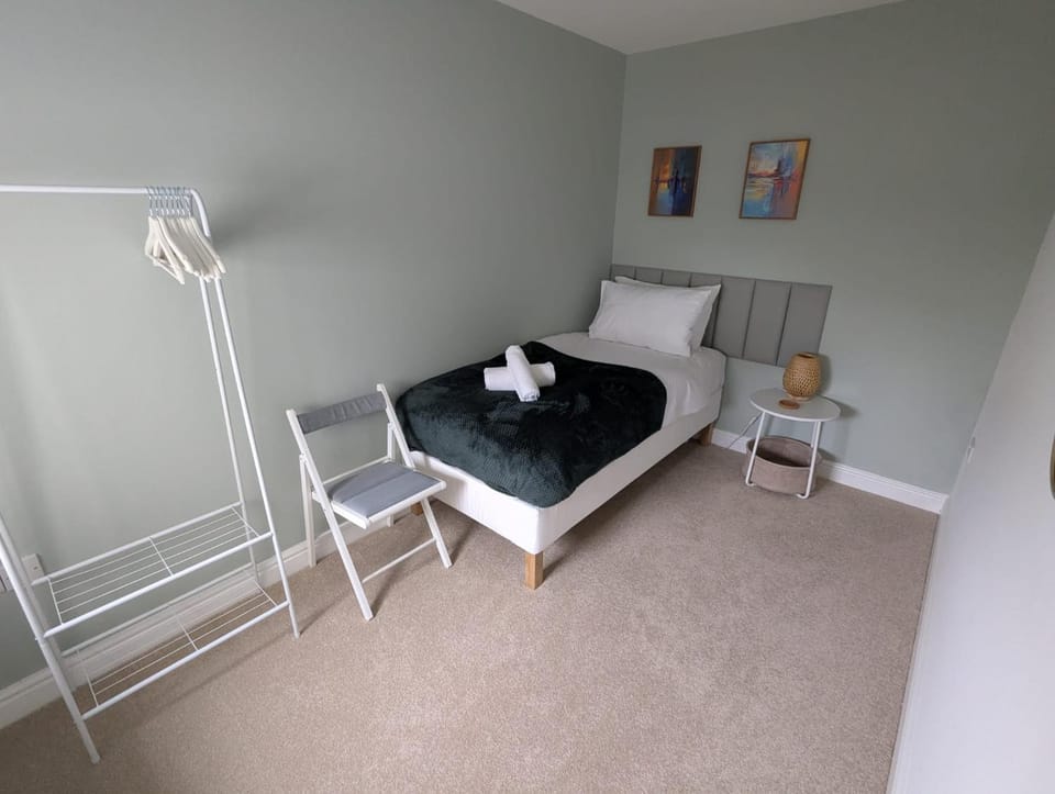 2 Bedroom Ruskin Apartment, Free Parking, Ideal for Professionals, Contractors or relocators Apartment in Mendip District