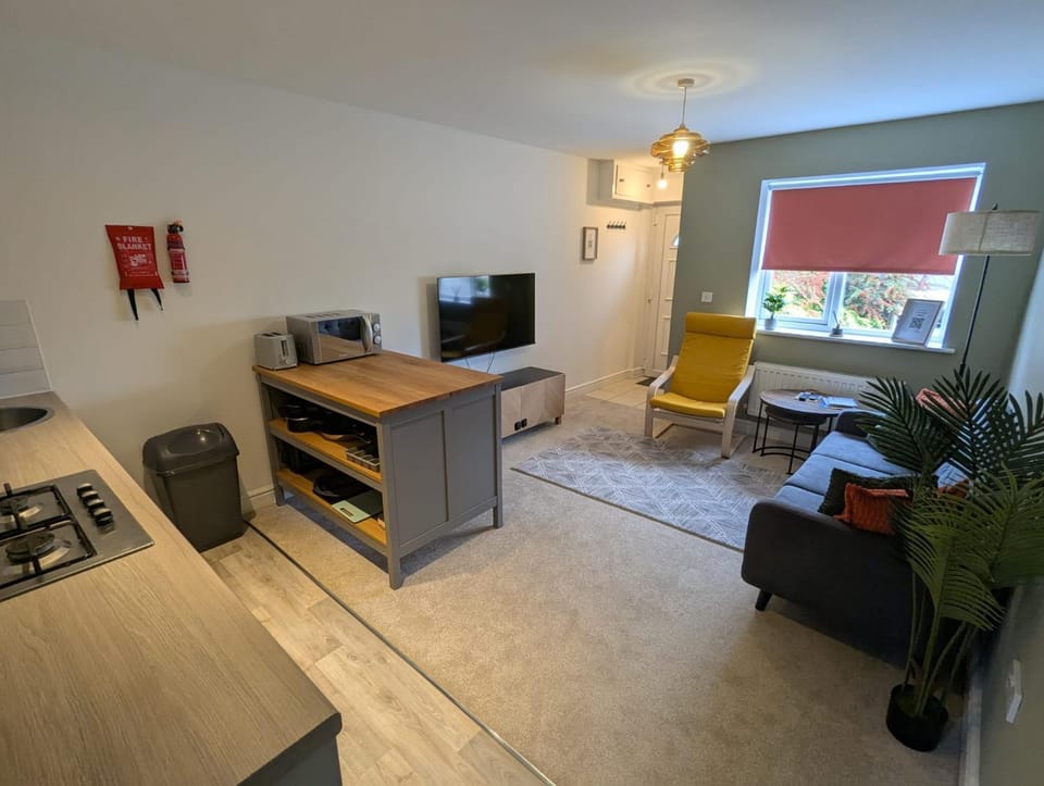 2 Bedroom Ruskin Apartment, Free Parking, Ideal for Professionals, Contractors or relocators Apartment in Mendip District