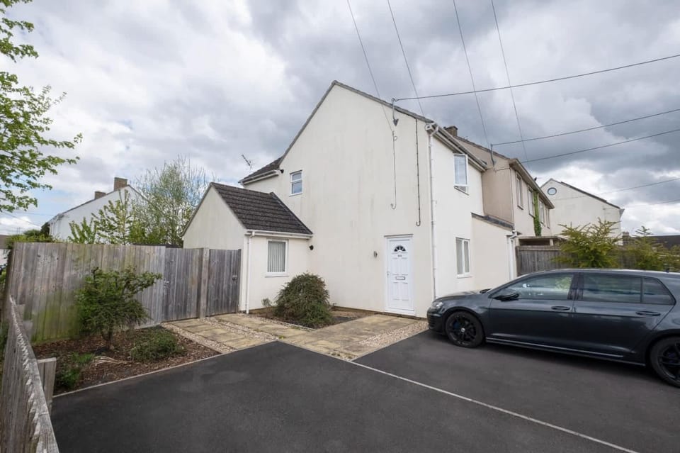 2 Bedroom Ruskin Apartment, Free Parking, Ideal for Professionals, Contractors or relocators Apartment in Mendip District