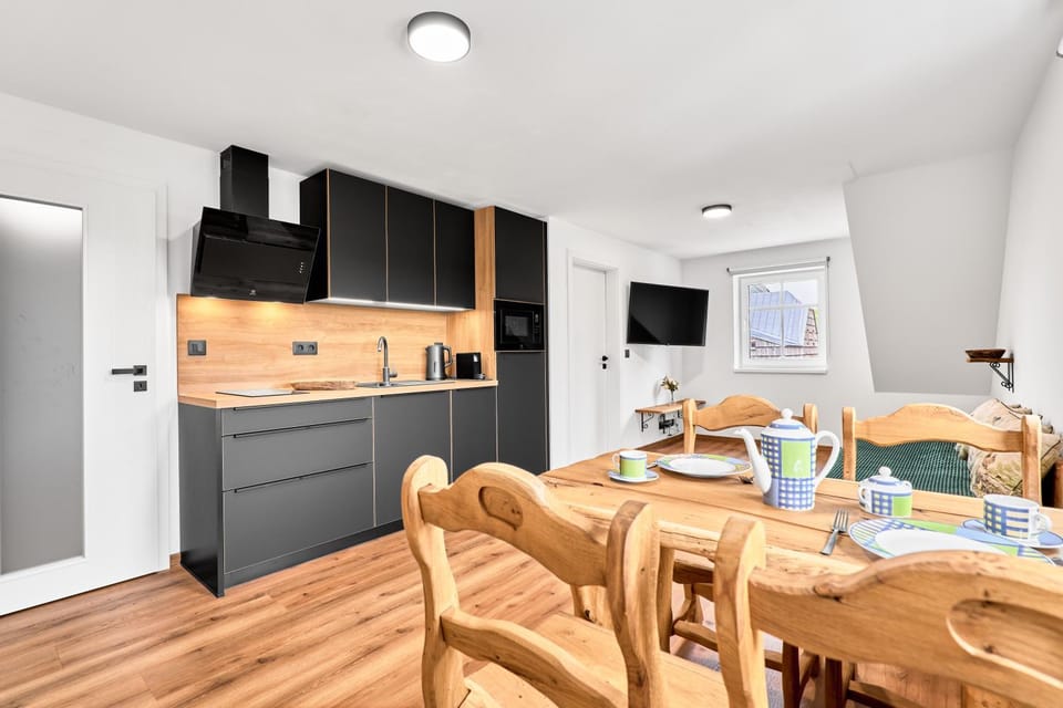 Kitchen or kitchenette, Dining area