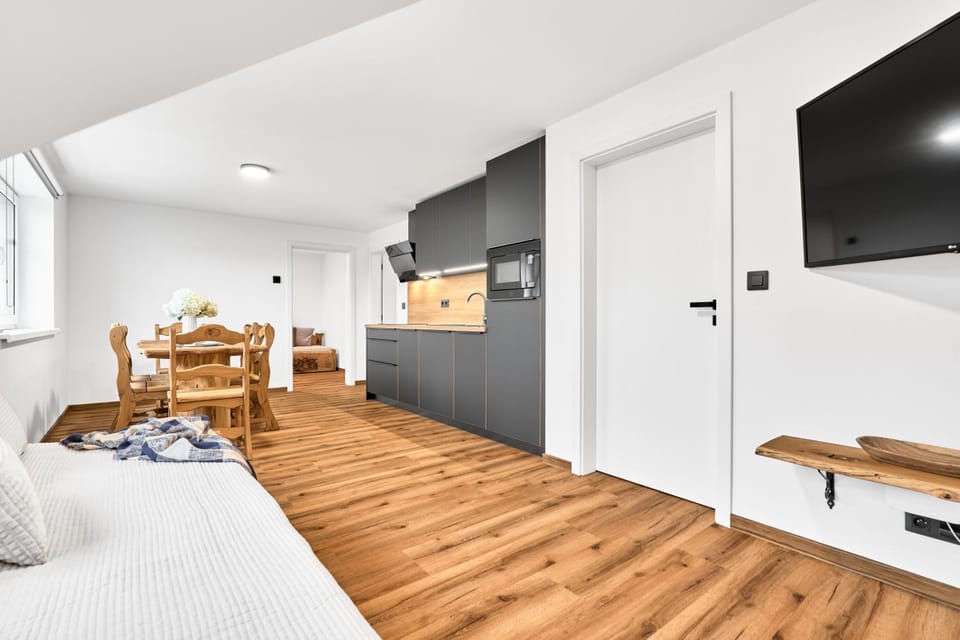 Bed, TV and multimedia, Kitchen or kitchenette, Seating area, Dining area
