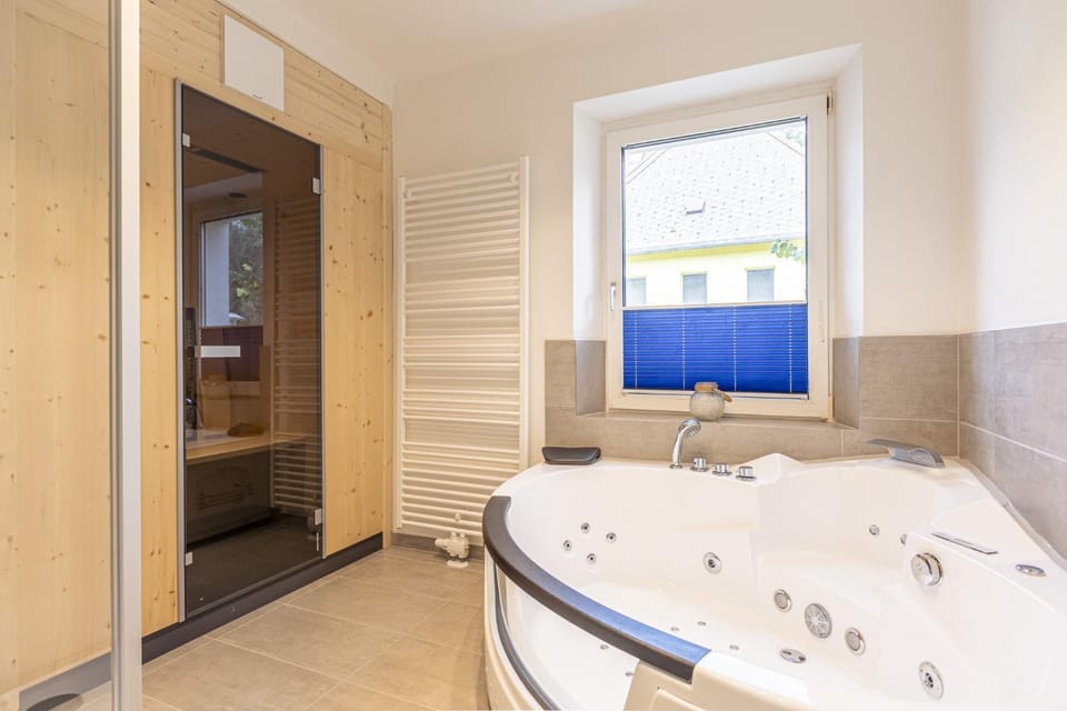 Toilet, Hot Tub, Bathroom