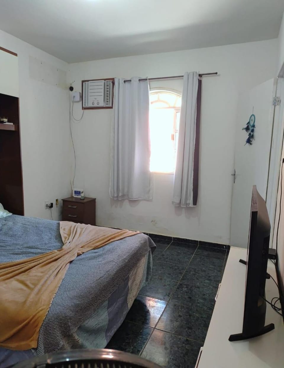 Bed, TV and multimedia, Photo of the whole room, air conditioner