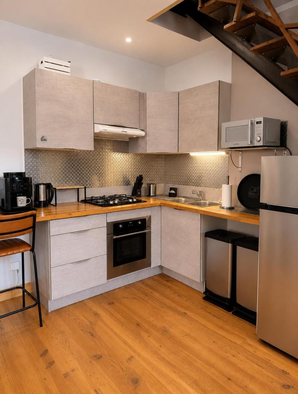Coffee/tea facilities, Kitchen or kitchenette, oven, stove