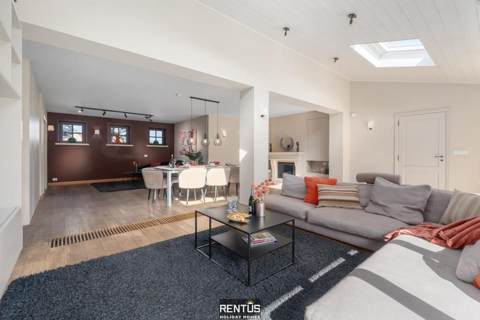 TV and multimedia, Living room, Seating area, Dining area