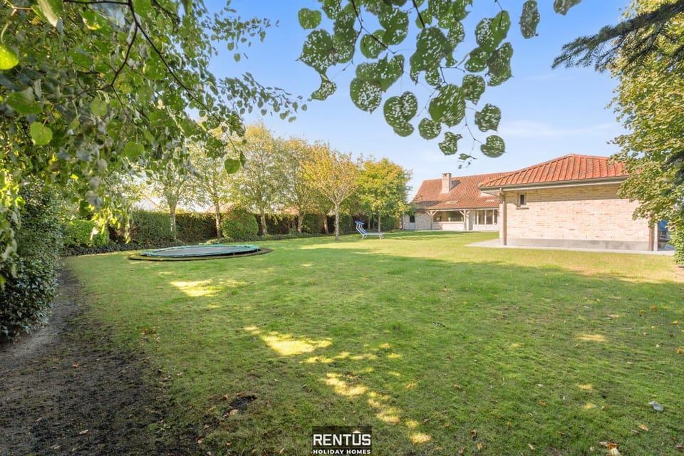Property building, Day, Garden, Garden view