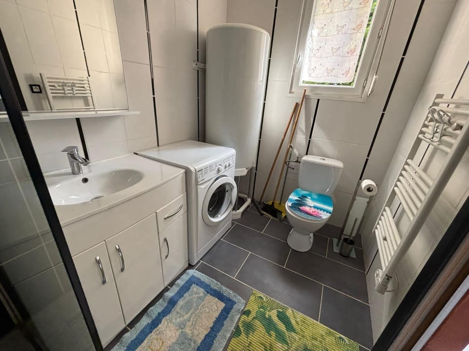 Bathroom, washing machine
