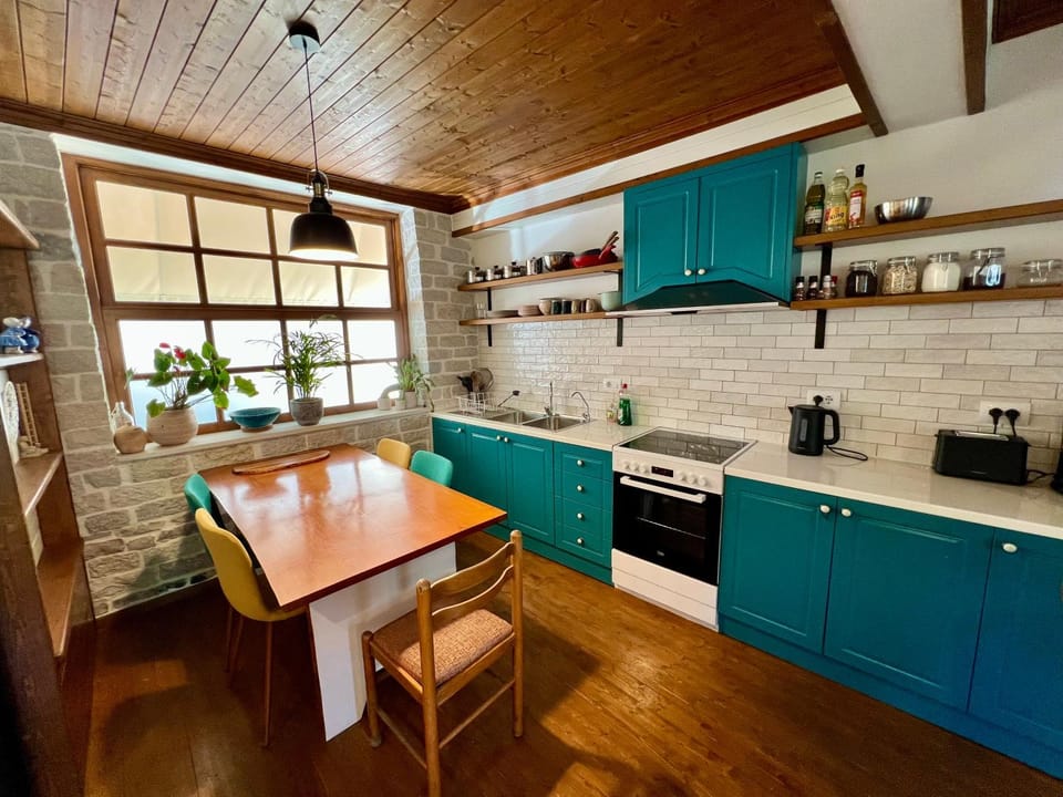Coffee/tea facilities, Kitchen or kitchenette, Dining area, oven, stove, toaster