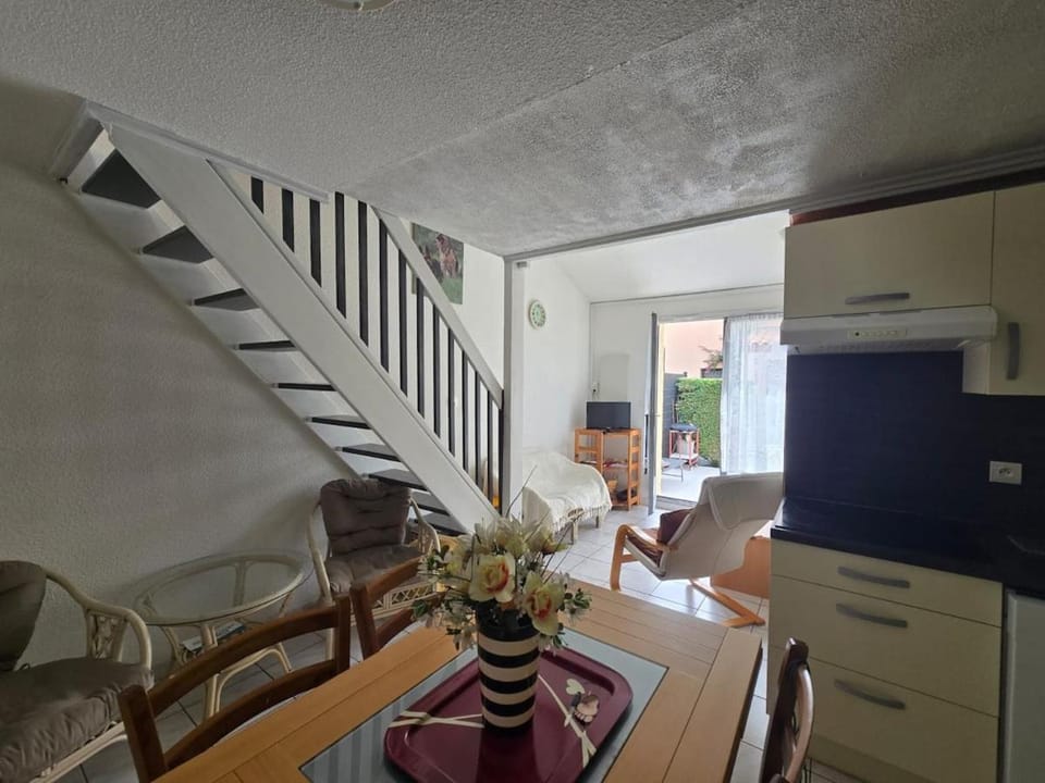 Kitchen or kitchenette, Living room, Seating area, Dining area