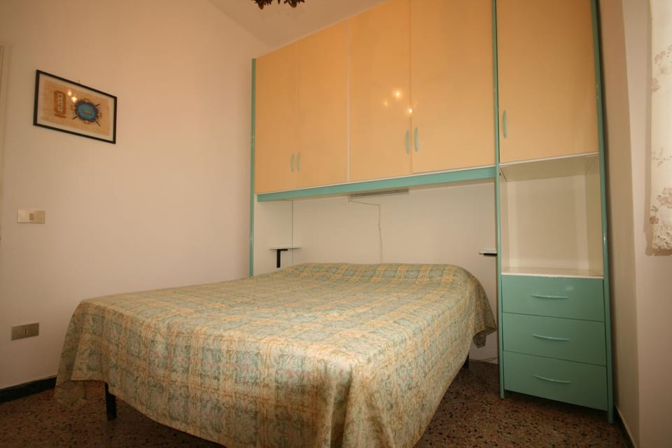 Photo of the whole room, Bedroom, wardrobe
