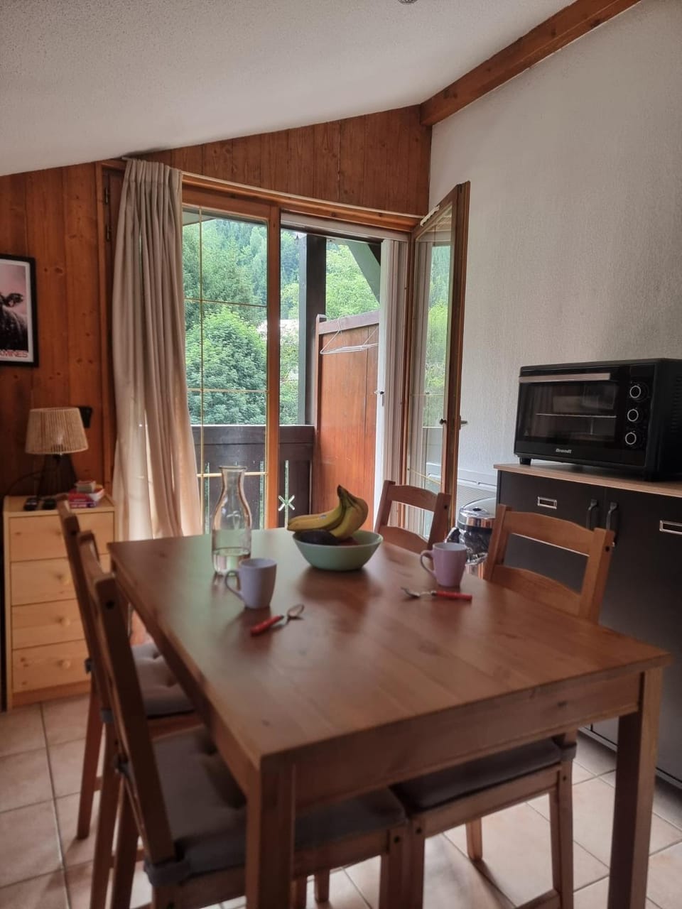 Kitchen or kitchenette, Dining area