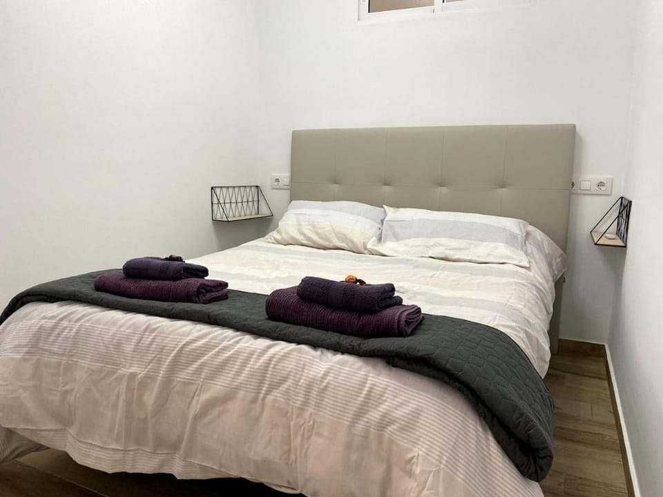 Bed, Bedroom, towels