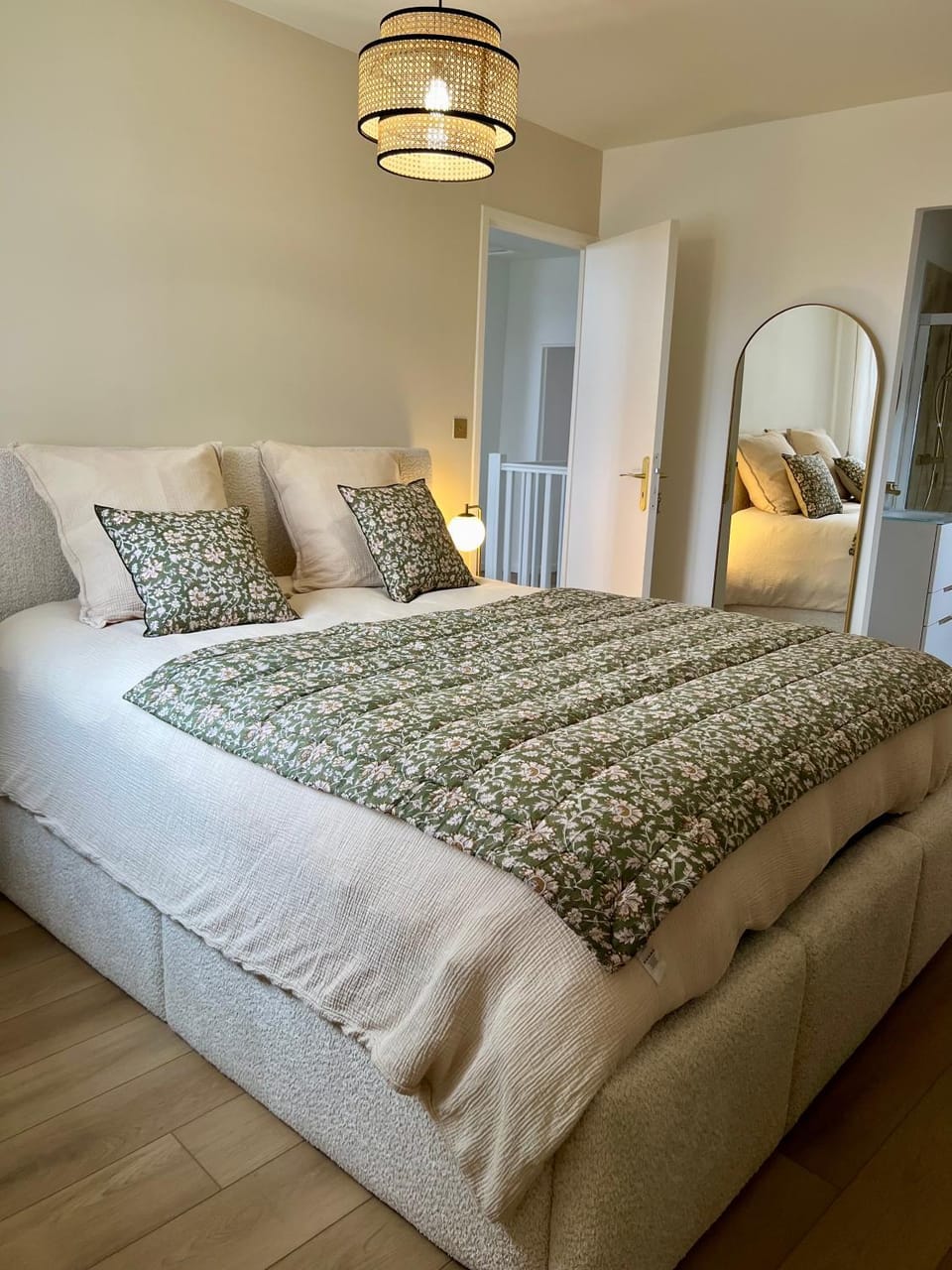 Bed, Photo of the whole room, Bedroom