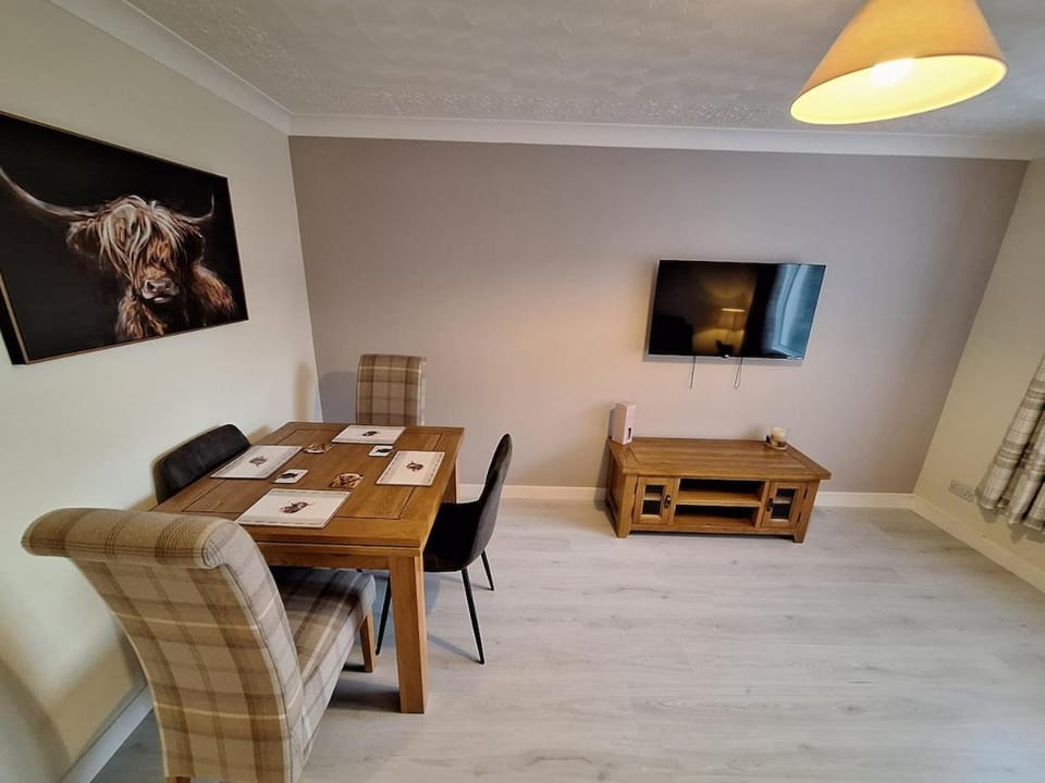 Communal lounge/ TV room, TV and multimedia, Living room, Seating area, Dining area, Evening entertainment