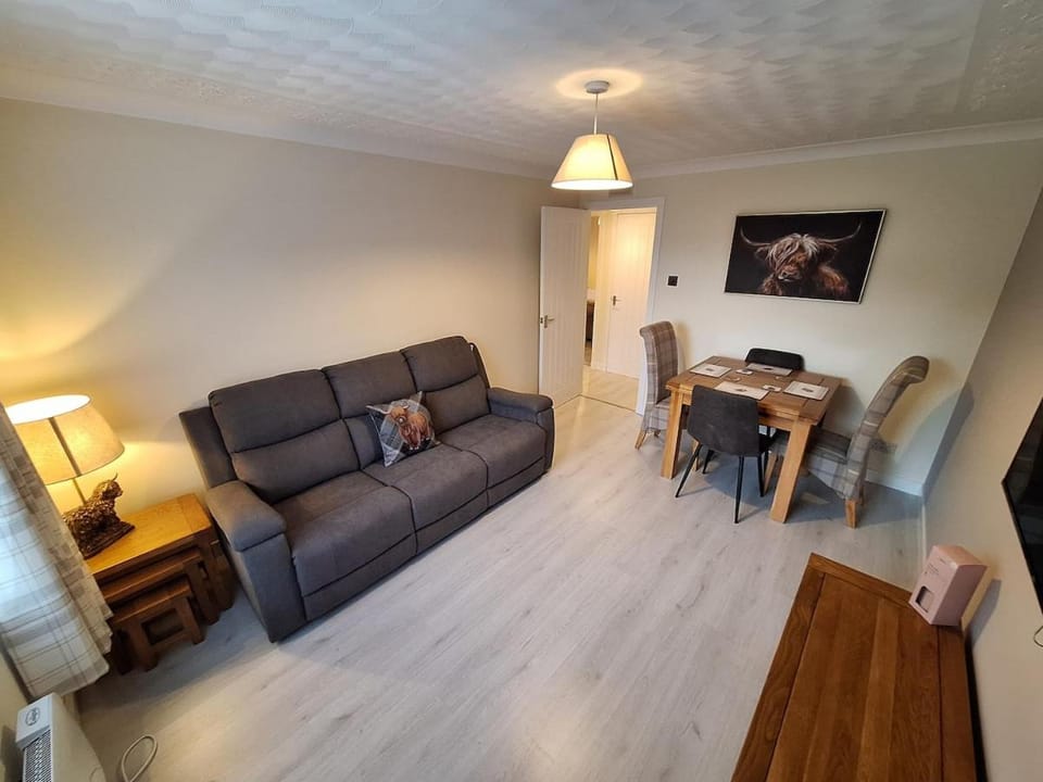 TV and multimedia, Living room, Seating area, Dining area