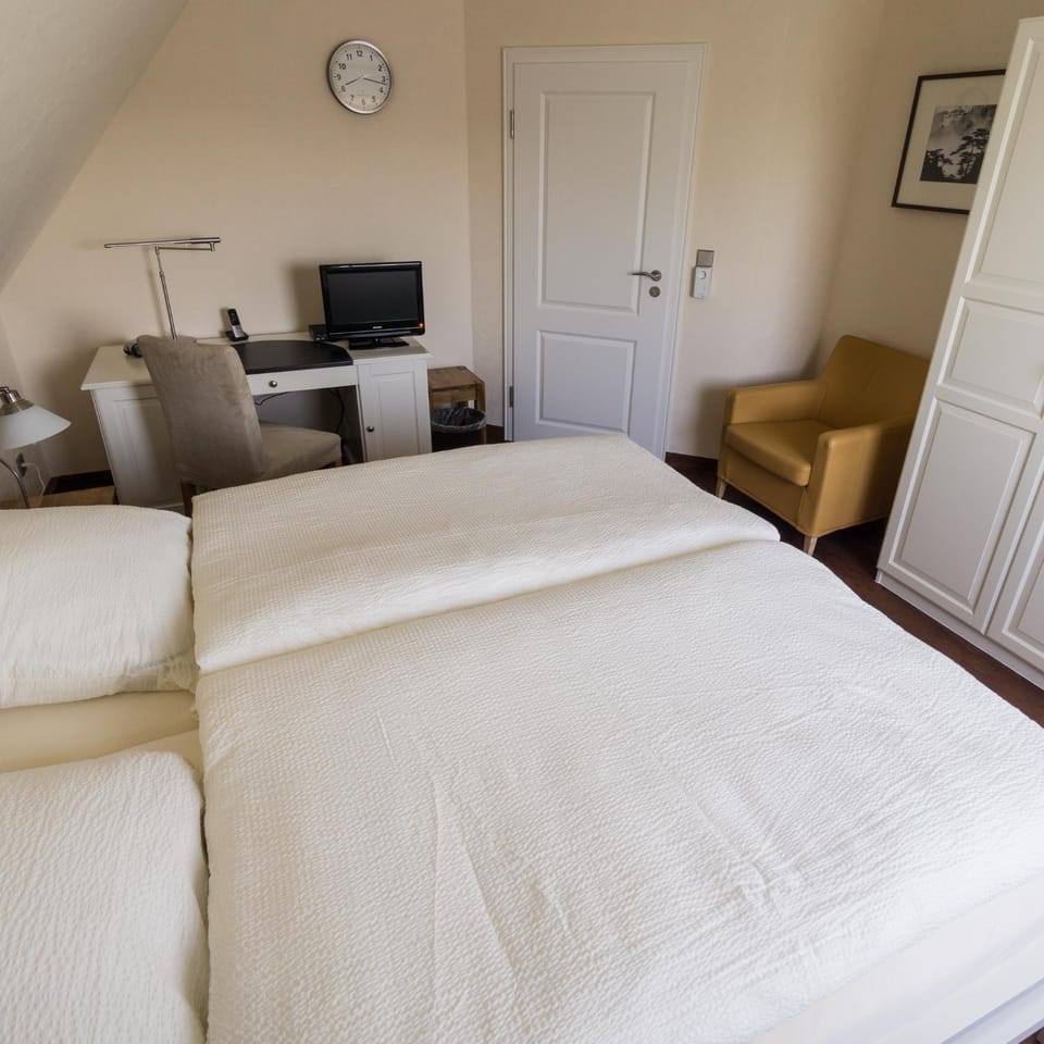 Bed, Photo of the whole room, Decorative detail, Seating area, Bedroom