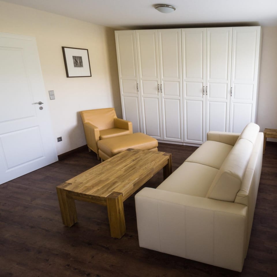 Bed, Living room, Photo of the whole room, Decorative detail, Decorative detail, Seating area