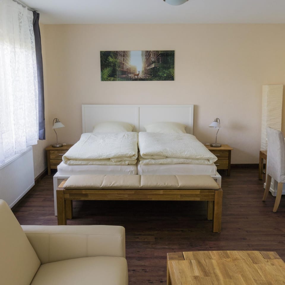 Bed, Photo of the whole room, Decorative detail, Decorative detail