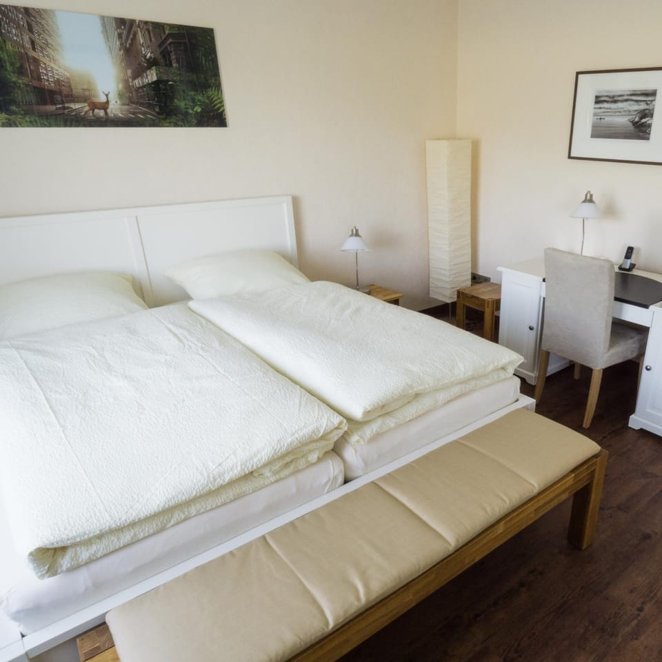 Bed, TV and multimedia, Photo of the whole room, Decorative detail, Decorative detail, Seating area, Bedroom
